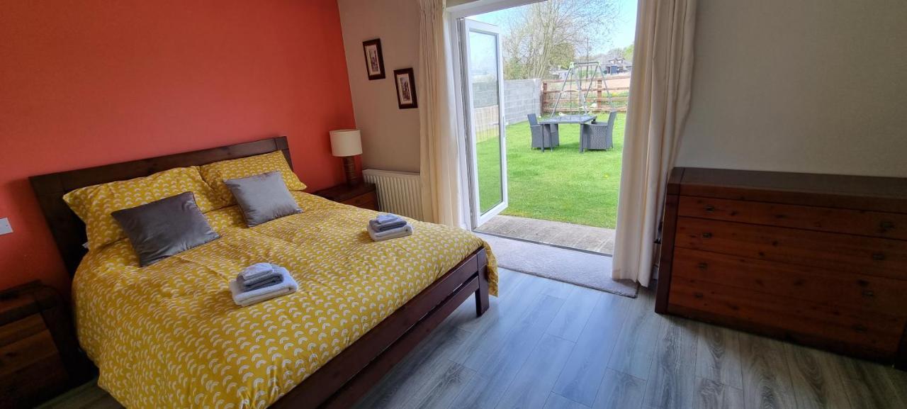 Spacious Curragh 2-Bed Apartment With Own Entrance Brownstown المظهر الخارجي الصورة